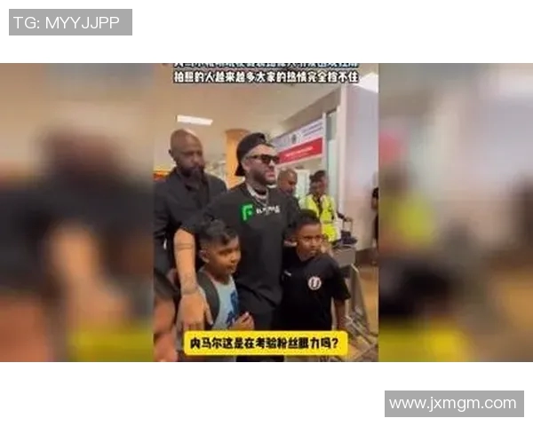 足球明星街头现身引发围观粉丝热情高涨场面火爆不容错过